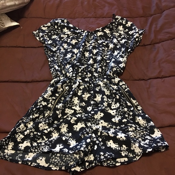 Cute romper never worn