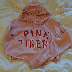 Cropped pink sweatshirt