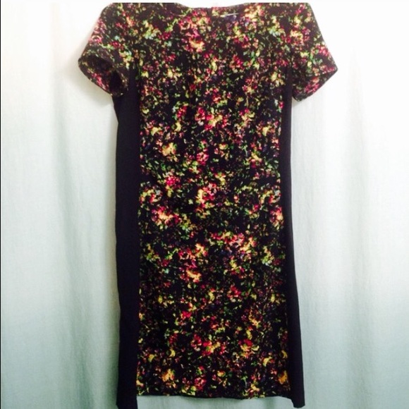 🌸Black dress with floral pattern 🌸 - Picture 3 of 3