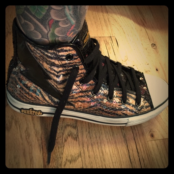 skate shoes with lightning bolt
