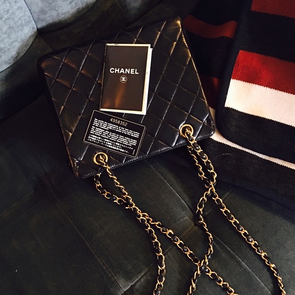 AUTHENTIC VINTAGE CHANEL LAMBSKIN ZIP SHOULDER BAG - Picture 2 of 4