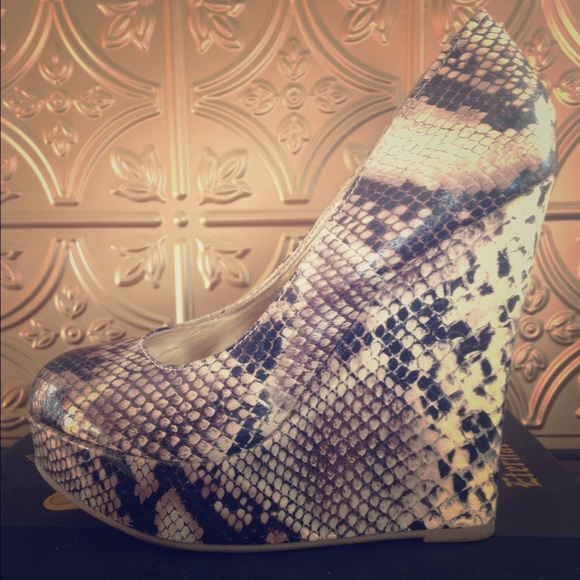 Steve Madden platform snakeskin heels