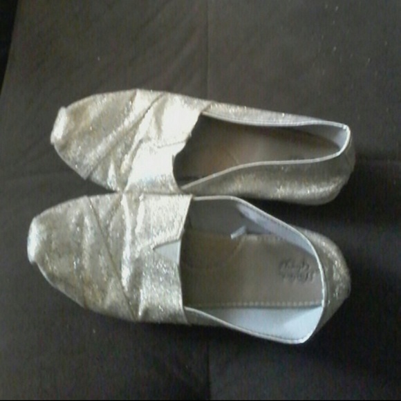 Two pair of flats - Picture 3 of 3