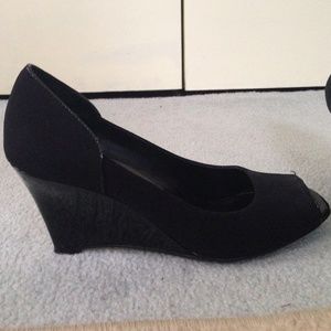 Ellen tracy black wedges