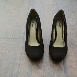 Bkack wedge high heels.