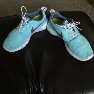 Nike Customized Roshe. (Woman's)