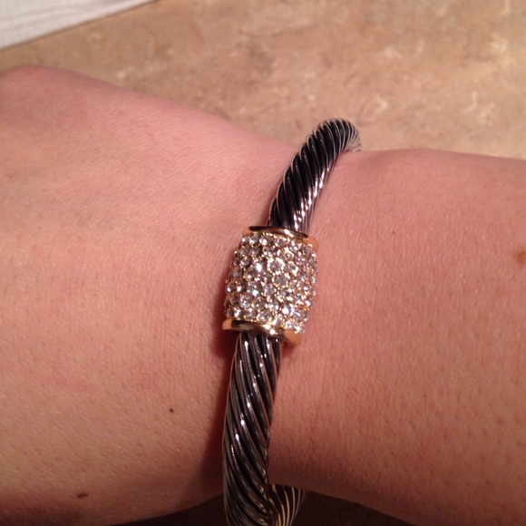 Just reduced 🎉crystal accented bracelet - Picture 1 of 3