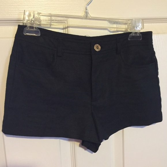 Dressy black shorts - Picture 1 of 3
