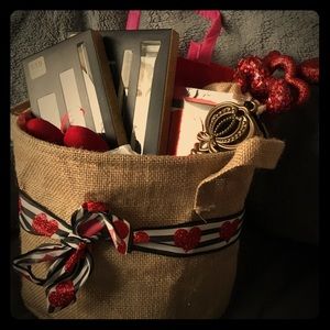 Burlap basket with 2 makeup sets