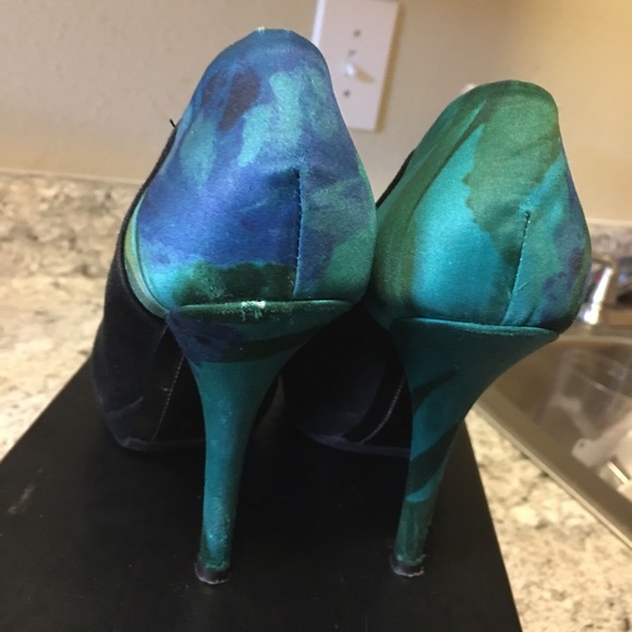 Dries Van Noten suede pumps with satin floral heel - Picture 2 of 3