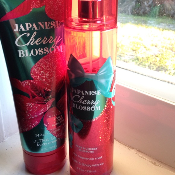 HOLDING Bath & Body Works