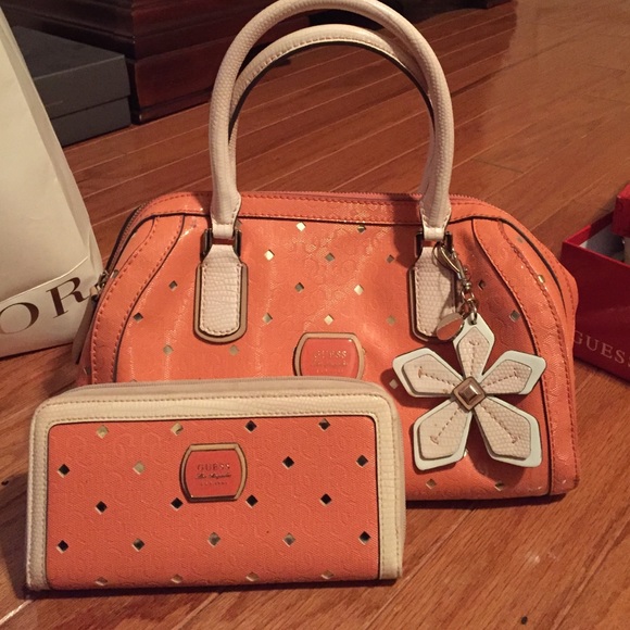 Guess tote with matching wallet 🌺🌼
