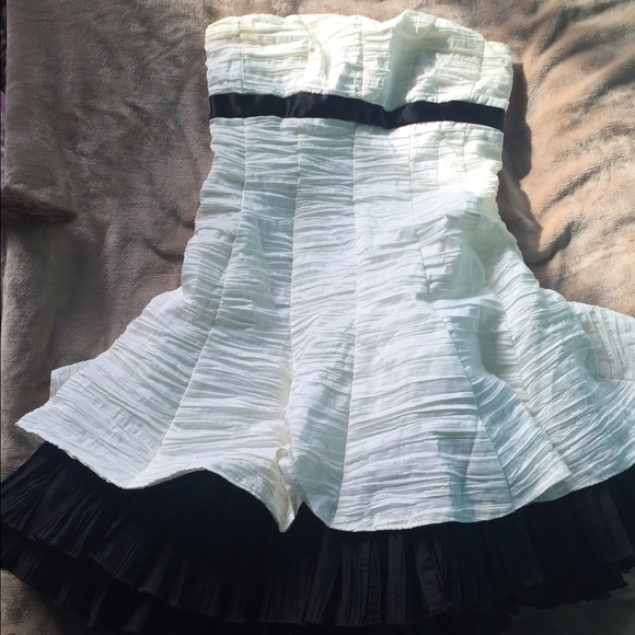 Ruffles strapless dress