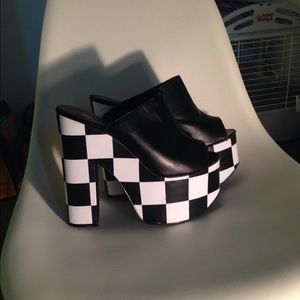 YRU checkered platforms size W 10