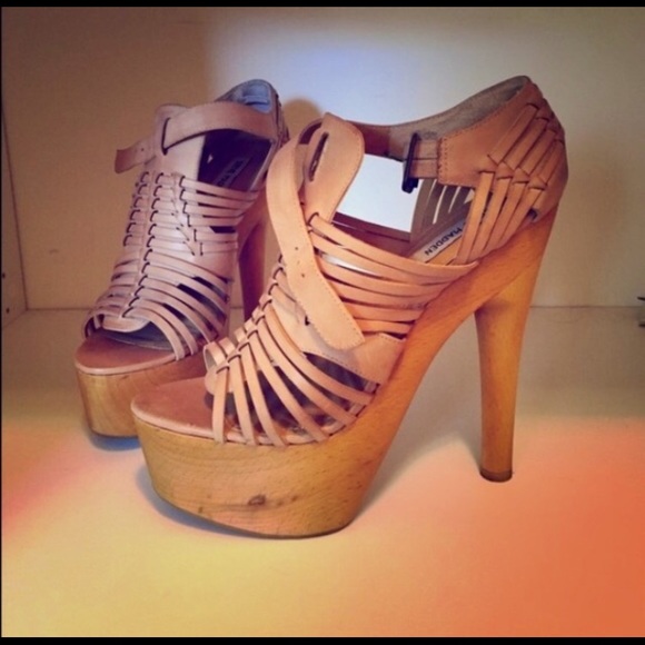 Steve Madden nude leather platform pumps