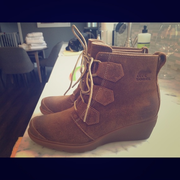 Sorel Toronto lace up booties