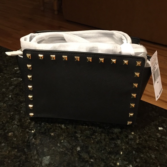 Michael Kors authentic Selma stud messenger bag - Picture 3 of 3