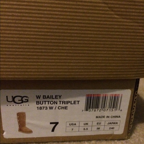 Size 7 Bailey Button Uggs