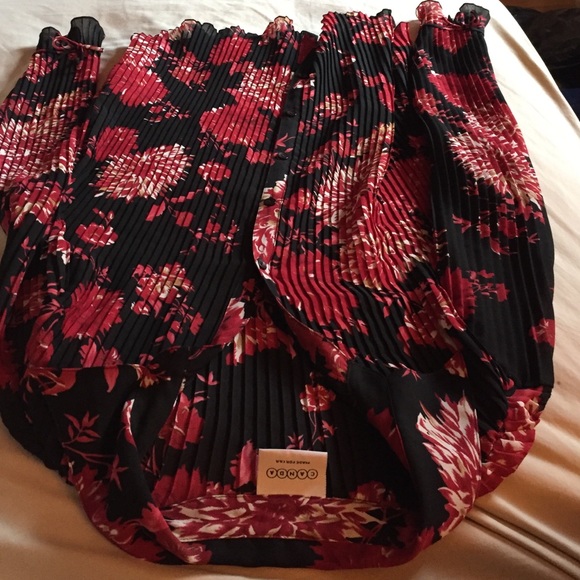 Woman's floral shirt - Picture 2 of 3