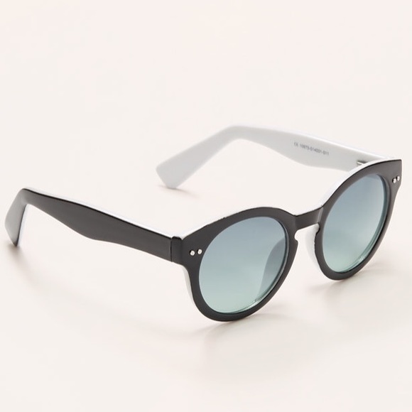 SOLD🕶Keyhole cutout sunglasses - Picture 1 of 2