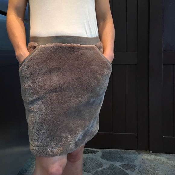 Fuzzy mini skirt w/ sporty look