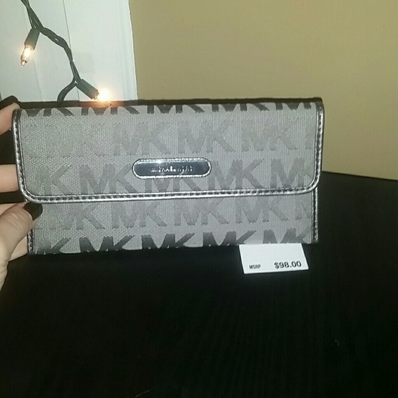 Michael Kors Wallet (NWT)