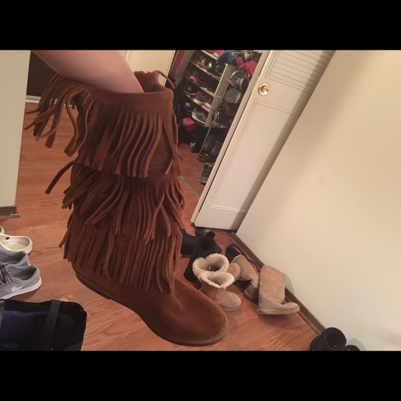 Minnetonka three fringe boots