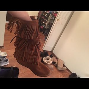 Minnetonka three fringe boots