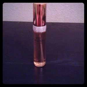 Perfume❤️💋smells really good✌🏻️ WHITE DIAMOND💎