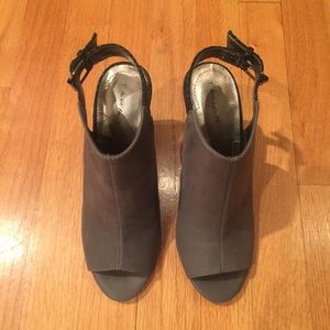 NWOT Tahari peep toe booties