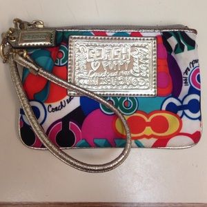Coach Poppy wristlet w/ free gift!