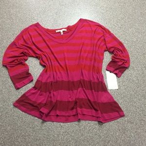 Striped Soft T-shirt w V-neck 💗❤️💗 NWT