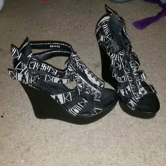 Black and white spiked wedges
