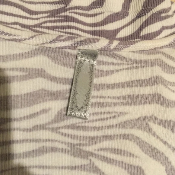 Like new old navy animal print tank top - Picture 2 of 2