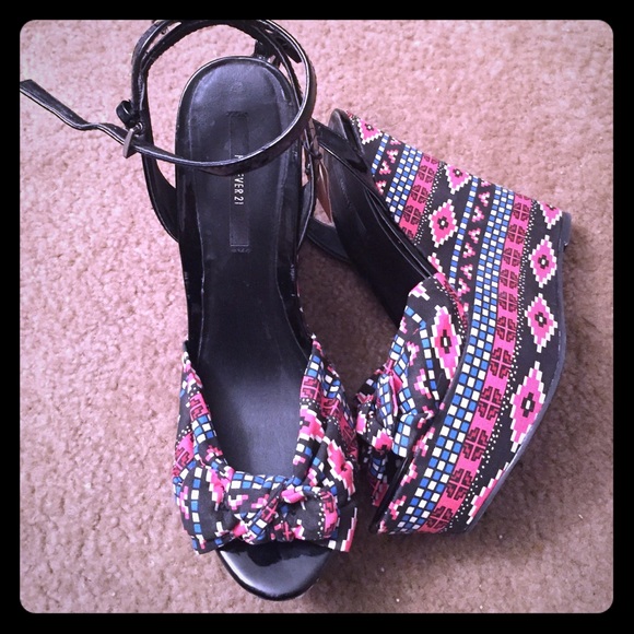 NWT! Aztec Print Wedges!