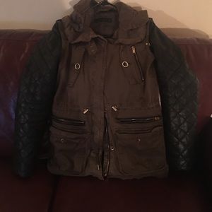 Stylish jacket with leather sleeves
