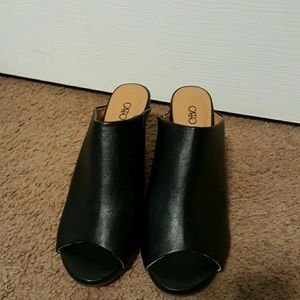 Black toe less heels