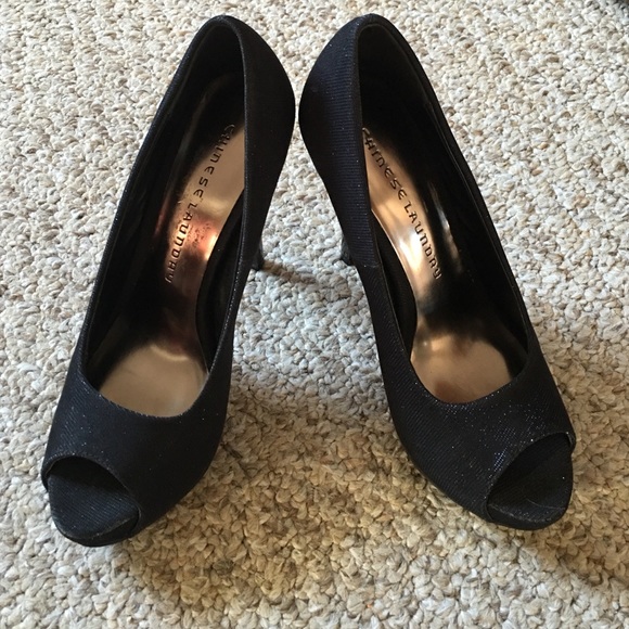 Brand new Chinese laundry size 6