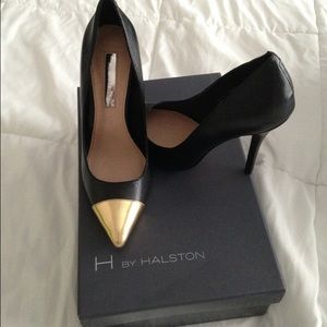 Black and gold pump