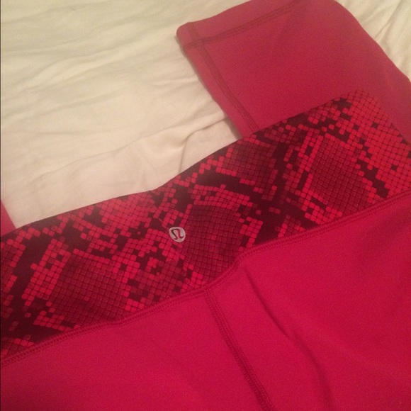 Lululemon reversible crop