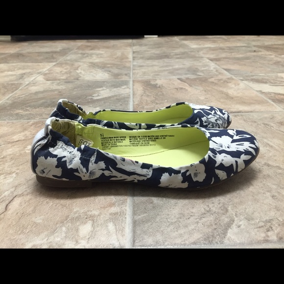 New Mossimo Floral Flat