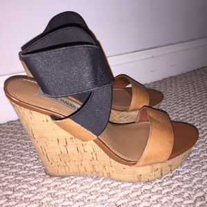 Steve Madden Tan & Black Wedges