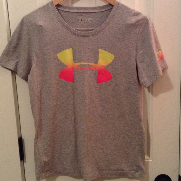 ✨ SOLD ✨ UA Shirt - Picture 1 of 2