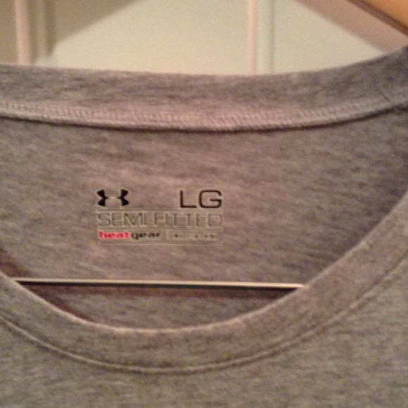 ✨ SOLD ✨ UA Shirt - Picture 2 of 2