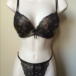 Sexy, elegant gold/ black 32D bra set, panty sz M