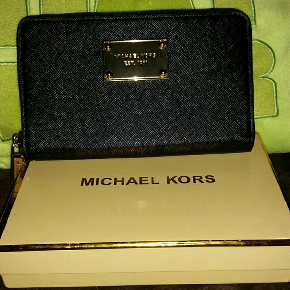 #SOLD# Authentic MK Wristlet Smartphone Wallet - Picture 2 of 4