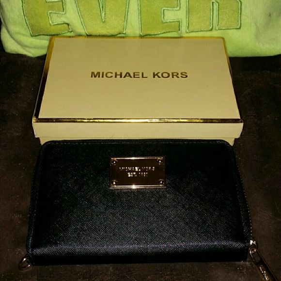 #SOLD# Authentic MK Wristlet Smartphone Wallet - Picture 3 of 4