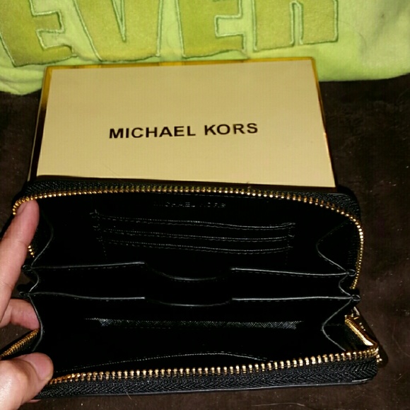 #SOLD# Authentic MK Wristlet Smartphone Wallet - Picture 4 of 4