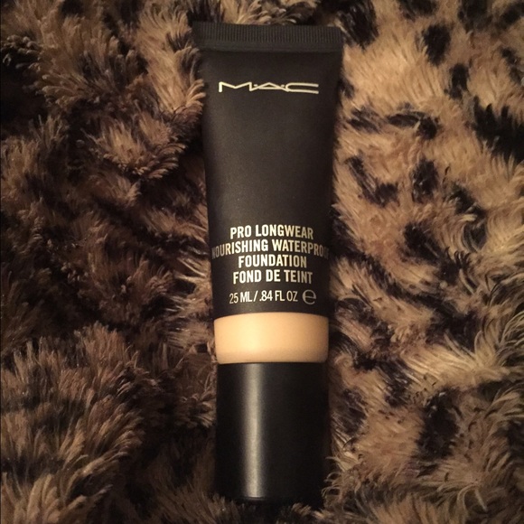 MAC Pro Longwear Nourishing Waterproof Foundation