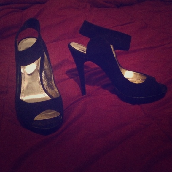 Peek-a-boo heels! 👠